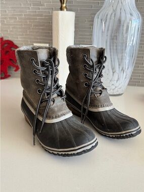 Sorel Women's Slimpack II Lace waterproof boots in Quarry/Black duck boots